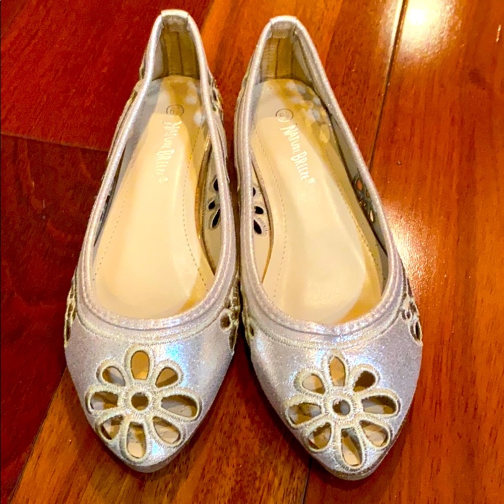 NWT gold Nature Breeze flower cutout flats 6.5